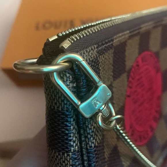Sold♥️LV Mini Pochette - Limited Edition♥️ - Picture 8 of 12